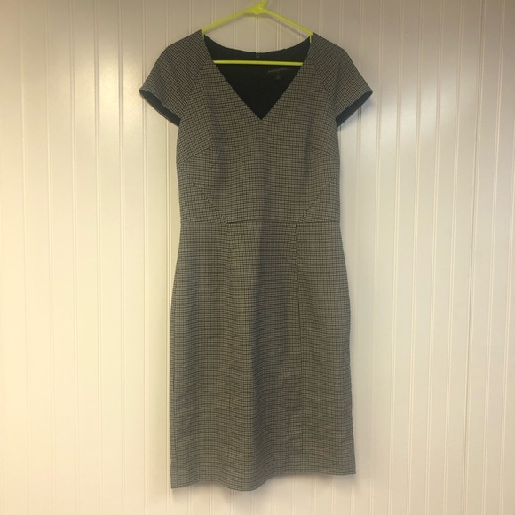 Banana Republic Grey Plaid Short Sleeve Dress VNeck Size 8 Professional Career - Picture 1 of 4